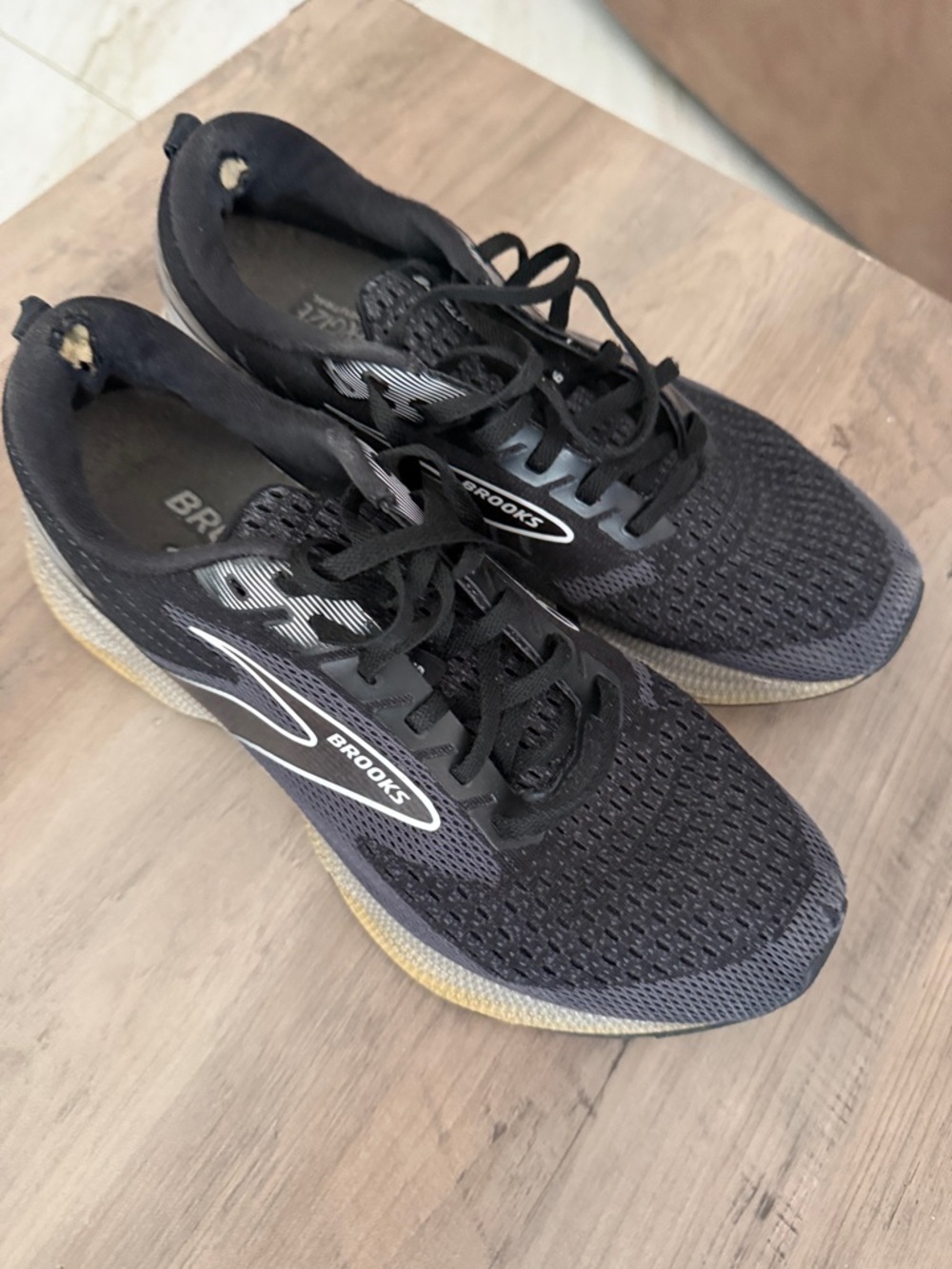 Brooks Men's Black and Gray Athletic Running Shoes